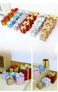 Glitzernde Weihnachtsgeschenkboxen in vielen Farben für festliche Schaufensterdeko