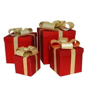 Set mit vier roten Weihnachtsgeschenkboxen mit funkelnden goldenen Glitzer-Schleifen