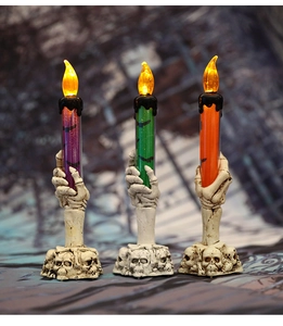 Set di 3 candele LED di Halloween con mani di scheletro viola, verdi e arancioni con pipistrelli