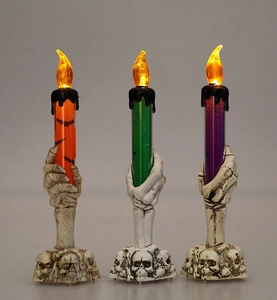 Dettaglio candele LED Halloween con base a mano di scheletro e decorazioni con pipistrelli