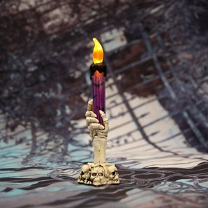 Candela LED Halloween con glitter viola e base a mano di scheletro con luce calda