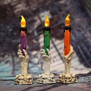 Set di 3 candele LED di Halloween con basi a mano di scheletro e motivi a pipistrello