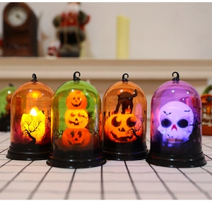Primer plano de cuatro farolillos LED de Halloween con diseños de esqueletos, gatos y velas
