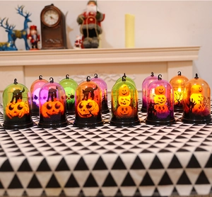 Vista detallada de linterna LED de Halloween con calabaza y gato negro en cúpula