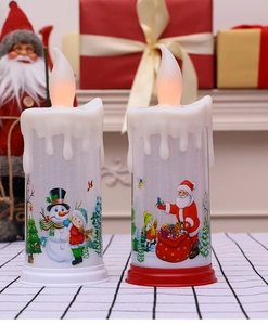 Detail von LED-Weihnachtskerzen mit Schneemann und Weihnachtsmann auf festlichem Tisch
