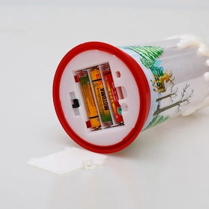 LED-Weihnachtskerze mit Darstellung des Batteriefachs und der AAA-Batterien auf der Unterseite
