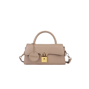 Détail du sac bandoulière en cuir marron avec fermoir doré et étiquette Fashion