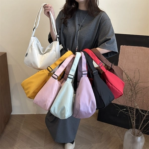 Minimalist canvas crossbody bags in eight vibrant colors for daily commute and leisure