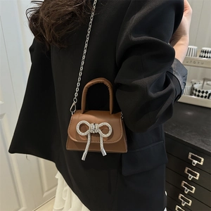 Mini sac bandoulière en cuir marron avec grand nœud en strass et chaîne argentée
