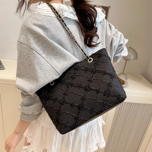 Elegante borsa tote nera trapuntata con catena dorata e trama luccicante da donna