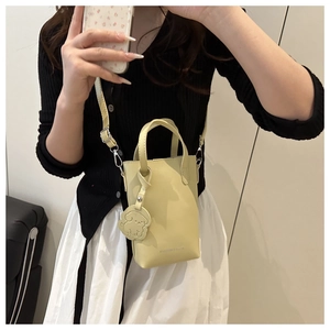 Mini sac seau vertical jaune clair avec un charmant détail de pendentif chien blanc