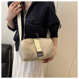 Détail du sac bandoulière en nylon plissé kaki avec sangle large et boucle