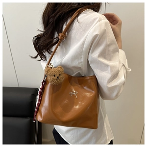 Braune Schultertasche mit silberner Schleife, Plüschbär-Anhänger und kariertem Tuch