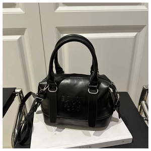 Détail du sac Boston noir en cuir PU avec logo embossé et finitions en métal argenté