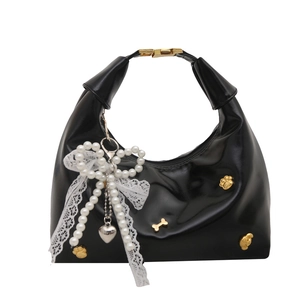 Schwarze glänzende Hobo-Tasche mit Perlenspitzen-Schleife und Herzanhänger