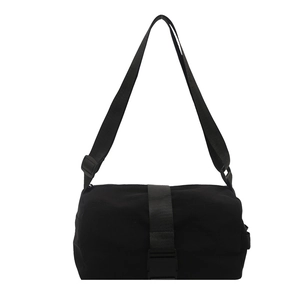 Sac à bandoulière noir minimaliste avec sangle réglable et boucle pour le sport