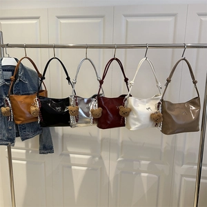 Glänzende Schultertaschen in sechs Farben mit Metallschleife und Plüschbär-Anhänger