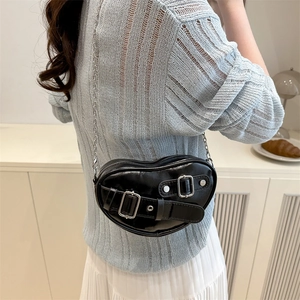 Sac à bandoulière noir en forme de cœur avec sangles décoratives et chaîne argentée