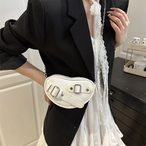 Sac à main blanc en forme de cœur avec boucles argentées et bandoulière chaîne Y2K
