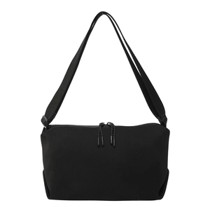 Minimalistische schwarze Crossbody-Tasche mit verstellbarem Gurt und Doppelreißverschluss