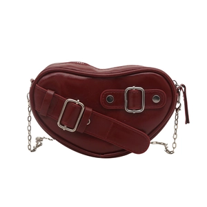 Sac bandoulière en forme de cœur en cuir bordeaux avec chaîne argentée de style français