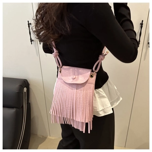 Detailansicht der rosa Quasten-Umhängetasche aus Leder mit dekorativem Knoten-Schultergurt