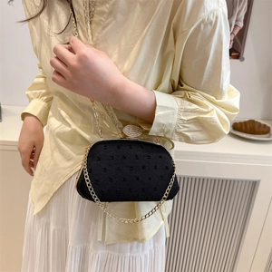 Elegante schwarze Abendtasche mit 3D-Punktestruktur und Strass-besetztem Metallverschluss