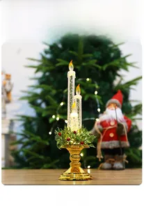 Detailansicht goldener 3-Kopf LED-Weihnachtskerzen mit Glitzerblasen und festlichem Kranz