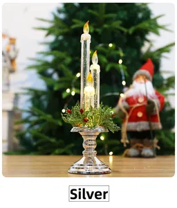 Detail von silbernem Weihnachts-Kerzenhalter mit LED-Lichtern und festlichem Dekor