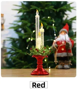 Drei LED-Weihnachtskerzen mit rotem Metallsockel und dekorativen Kiefernnadeln im Detail