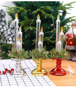 Drei LED-Weihnachtskerzenständer mit Metallsockel und glitzerndem Kranz in Nahaufnahme