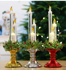 Velas de Navidad LED doradas con base metálica y decoración de corona de bayas rojas