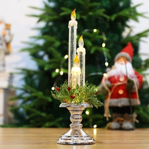 Dreistufige LED-Weihnachtskerze in Gold mit Silberfuß und festlicher Dekoration