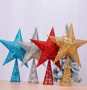 Cimes de sapin de Noël en forme d'étoiles scintillantes en bleu, argent, rouge et or