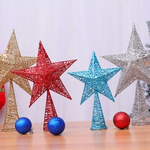 Cimes de sapin en forme d'étoile pailletée or, rouge, bleu et argent avec boules assorties