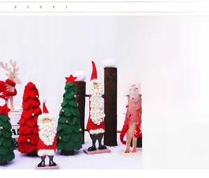 Detalle de árboles de Navidad de fieltro con campanas, Papá Noel y renos de madera