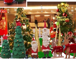 Set detallado de adornos navideños con árboles de fieltro, Papá Noel y renos de madera