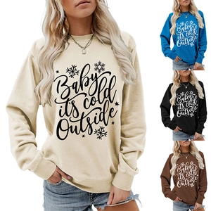 Detalle del estampado 'Baby it's cold outside' en sudaderas de cuello redondo en cuatro colores
