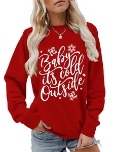 Detalle del estampado Baby It's Cold Outside y copos de nieve en la sudadera roja