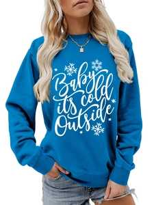 Primer plano del estampado de copo de nieve en la sudadera azul de manga larga