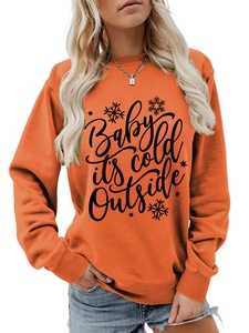 Detalle de sudadera naranja de cuello redondo con estampado Baby it's cold outside