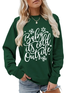 Detalle de sudadera verde oscuro con copos de nieve y texto gráfico blanco impreso