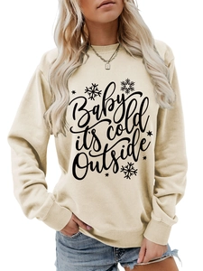 Detalle del estampado 'Baby it's cold outside' y los copos de nieve en la sudadera