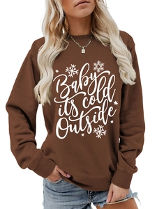 Detalle del texto Baby it's cold outside y copos de nieve en sudadera marrón