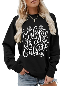 Detalle de letras blancas Baby it's cold outside y copos en la sudadera negra
