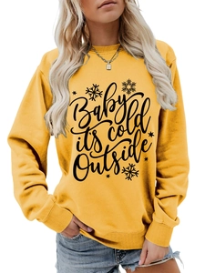 Detalle del estampado baby it's cold outside en la sudadera amarilla de manga larga