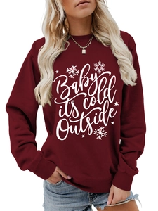 Detalle del estampado Baby it's cold outside con copos en sudadera granate