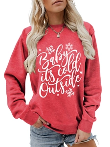 Detalle de sudadera roja de cuello redondo con texto Baby it's cold outside y copos