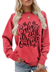 Detalle de sudadera roja de manga larga con estampado Baby it's cold outside