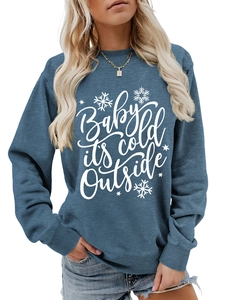 Detalle de sudadera azul gris con texto Baby it's cold outside y dibujos de copos